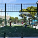 Practicar pádel en familia